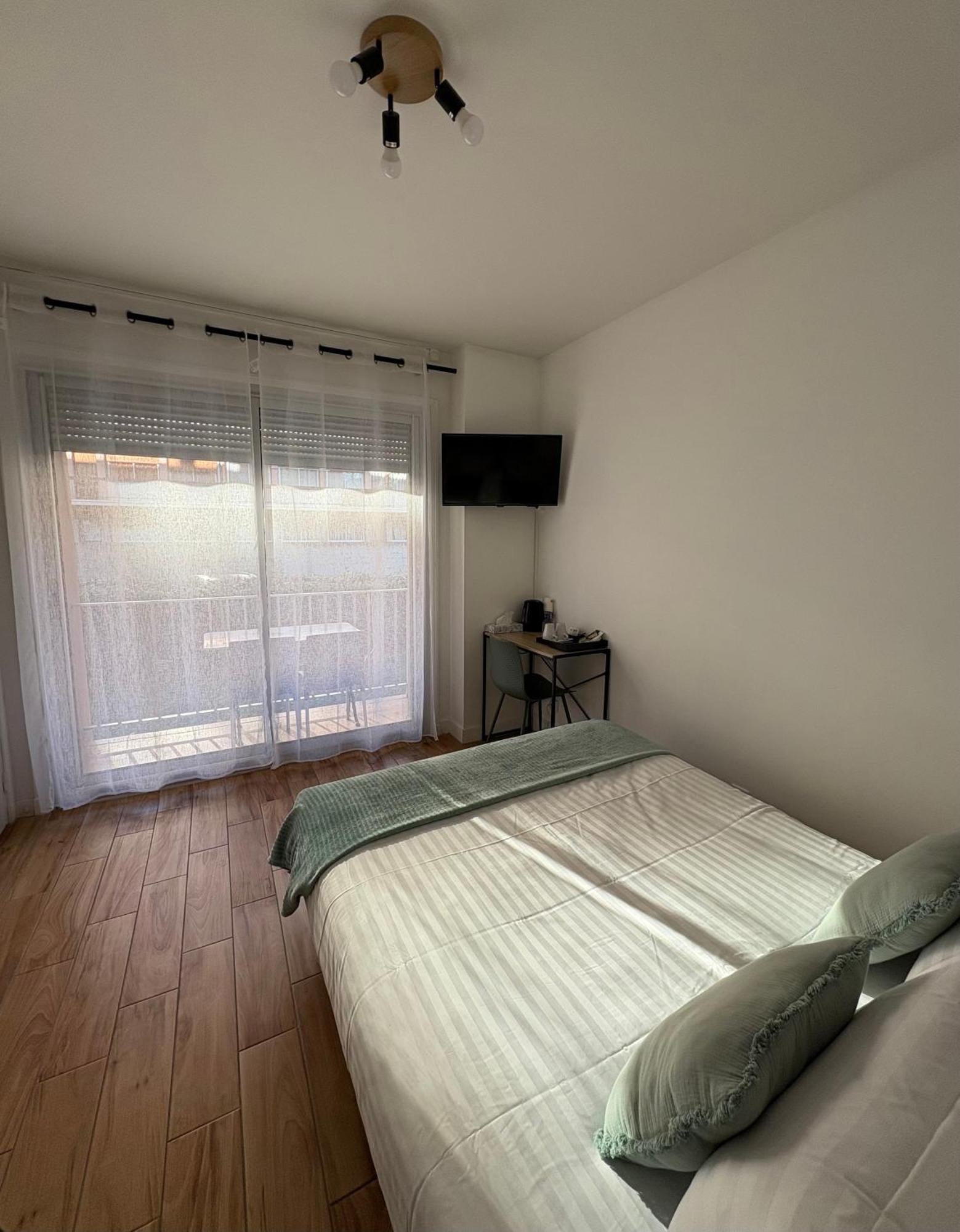 Cit'Hotel Le Chris'Tel Hotel Et Restaurant Le Puy-en-Velay Exterior photo