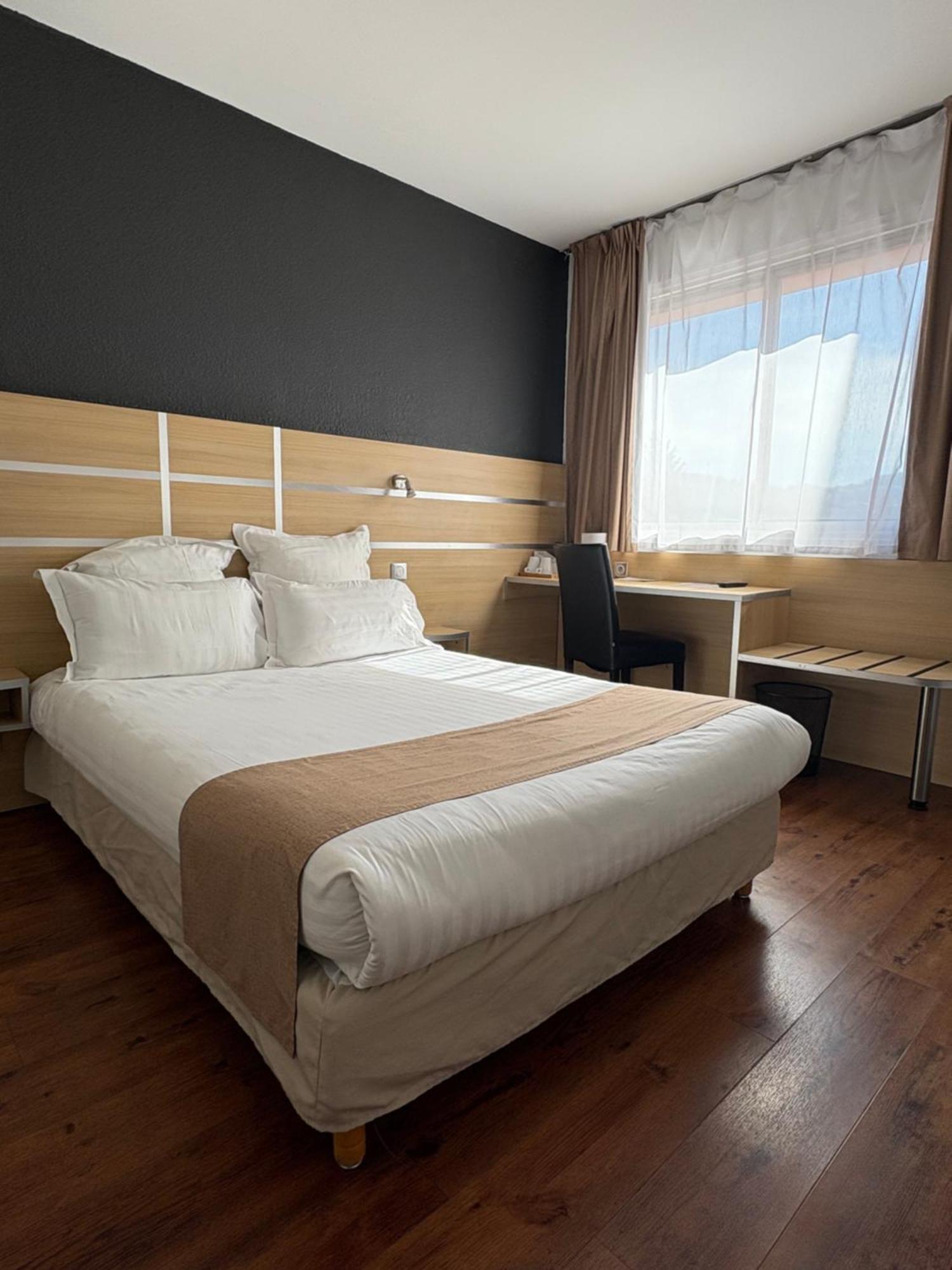 Cit'Hotel Le Chris'Tel Hotel Et Restaurant Le Puy-en-Velay Exterior photo